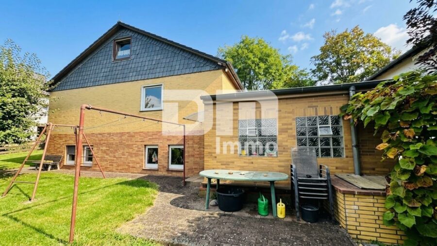 Schönes Einfamilienhaus mit Garage und Terrasse / Ständerbauweise in hervorragender Lage - Rückansicht